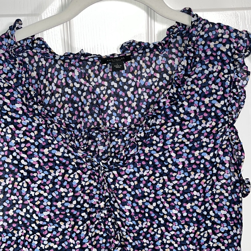 Ann Taylor sleeveless blouse with ruffle detail in the front/neck size large - Picture 2 of 3